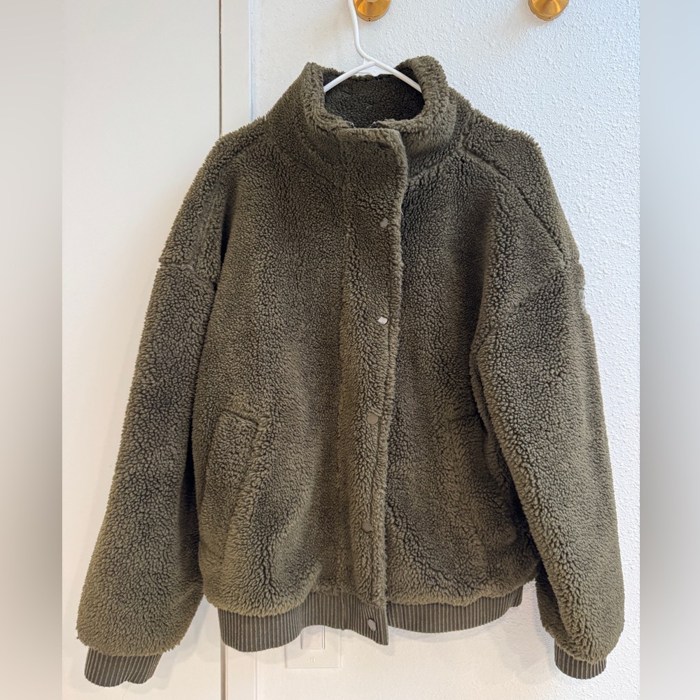 ALO Yoga Varsity Sherpa Jacket in Dark Olive Teddy Medium - Picture 4 of 7